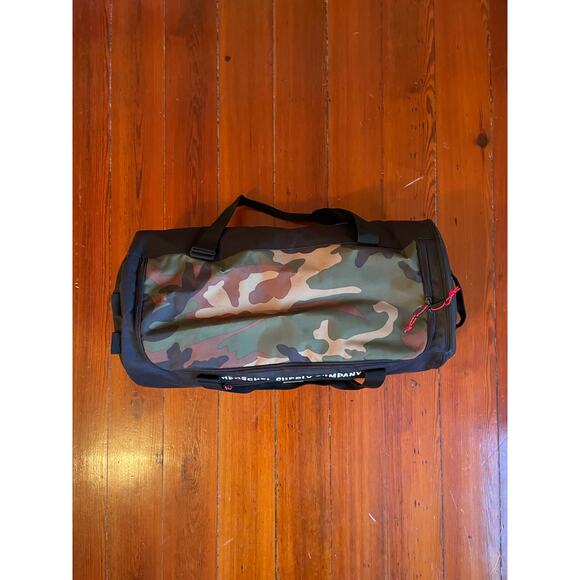 Herschel Supply Co Camo Duffle Bag Black Gym Travel Weekend NEW Without Tags - Picture 4 of 9